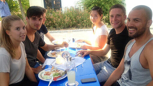 Die Löwen Christopher Schindler (links), sowie Dominik Stahl und Andreas Neumeyer beim Grillabend. Die Löwen Christopher Schindler (links), sowie Dominik Stahl und Andreas Neumeyer beim Grillabend.
