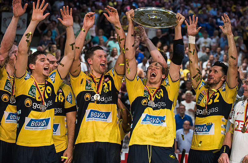 Da ist die Schale! - Die Handballer der Rhein-Neckar Löwen feiern den deutschen Meistertitel.