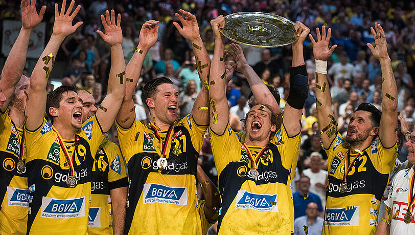 Da ist die Schale! - Die Handballer der Rhein-Neckar Löwen feiern den deutschen Meistertitel. Da ist die Schale! - Die Handballer der Rhein-Neckar Löwen feiern den deutschen Meistertitel.