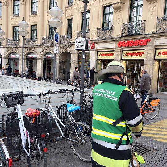 Einsatzkräfte der Feuerwehr sperren das Zwischengeschoss am Stachus ab. Wegen einer Oberleitungsstörung ist die S-Bahn-Stammstrecke derzeit gesperrt. Die Bilder vom Einsatz.