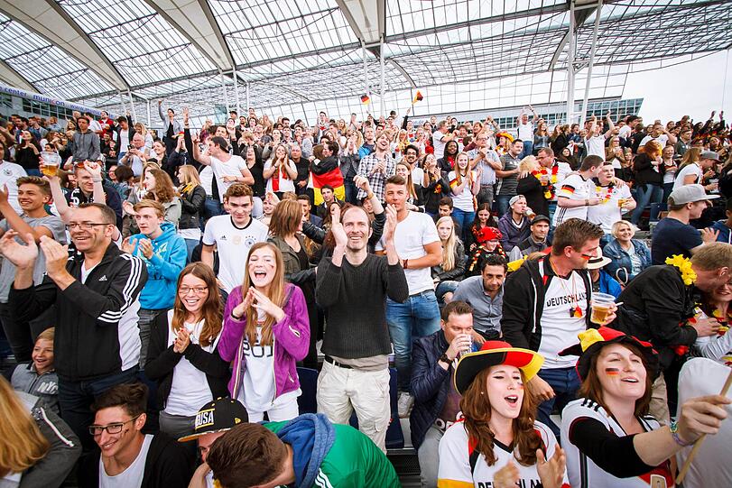 40 Quadratmeter High-End-LED-Leinwand, 2000 Zuschauer, Musik, Essen und Trinken &ndash; und WM-Spannung pur: Sei live dabei beim packendsten Fußballerlebnis Münchens im MAC-Forum am Flughafen.