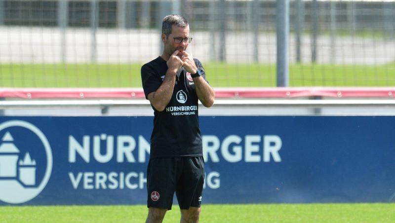 Trainer Michael Wiesinger pfeift bei der ersten Trainingseinheit mit den Spielern. Foto: Timm Schamberger/dpa/Archivbild