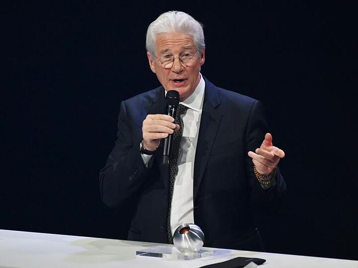 Richard Gere mischt sich ein.