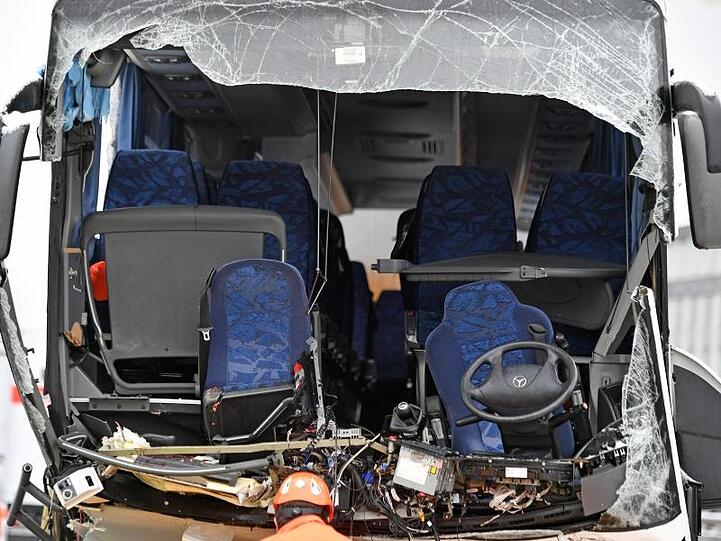 Der Bus war südlich von Zürich aus noch unbekannten Gründen auf eisglatter Fahrbahn ins Schleudern geraten und gegen eine Mauer geprallt.