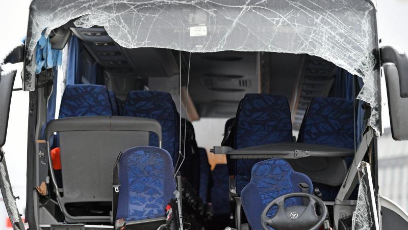 Der Bus war südlich von Zürich aus noch unbekannten Gründen auf eisglatter Fahrbahn ins Schleudern geraten und gegen eine Mauer geprallt. Der Bus war südlich von Zürich aus noch unbekannten Gründen auf eisglatter Fahrbahn ins Schleudern geraten und gegen eine Mauer geprallt.