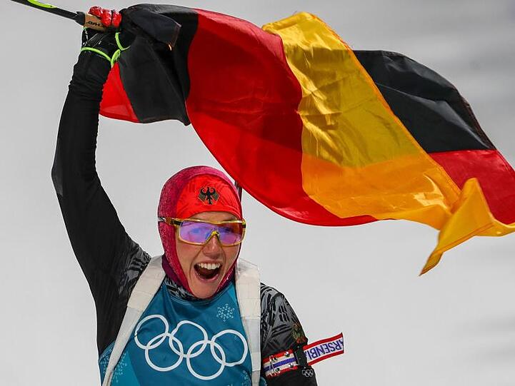 Laura Dahlmeier aus Deutschland jubelt im Ziel über die zweite Goldmedaille. Foto: Michael Kappeler/Archiv
