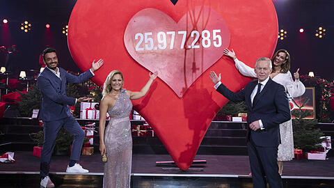 "Ein Herz für Kinder"-Gala 2020: Giovanni Zarrella, Helene Fischer, Johannes B. Kerner und Jana Ina Zarrella (v.l.) enthüllen die Schlusssumme von 25.977.285 Euro