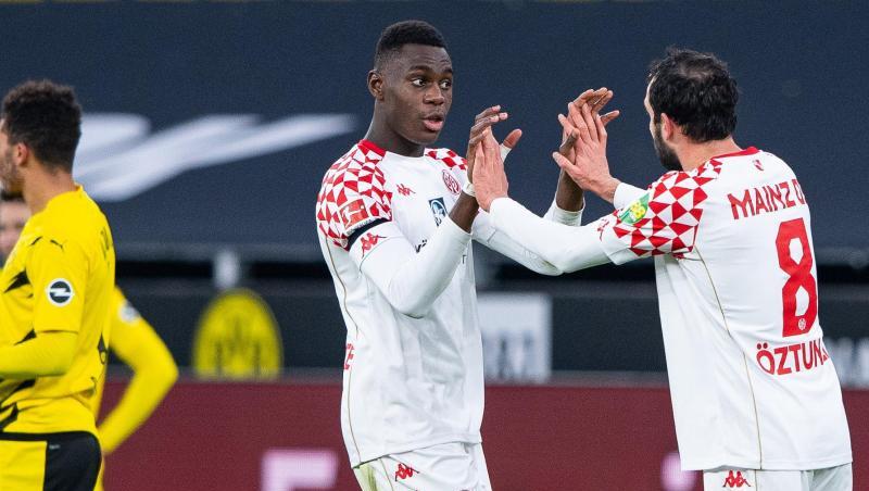 Der Mainzer Torschütze Levin Öztunali (r) und Mitspieler Moussa Niakhate bejubeln das Tor zur 1:0-Führung in Dortmund.