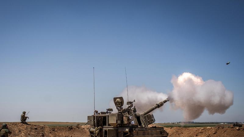 Eine israelische Artillerie feuert von einer Position in der Nähe von Sderot in Richtung des Gazastreifens. Eine israelische Artillerie feuert von einer Position in der Nähe von Sderot in Richtung des Gazastreifens.