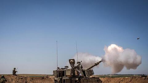 Eine israelische Artillerie feuert von einer Position in der Nähe von Sderot in Richtung des Gazastreifens.