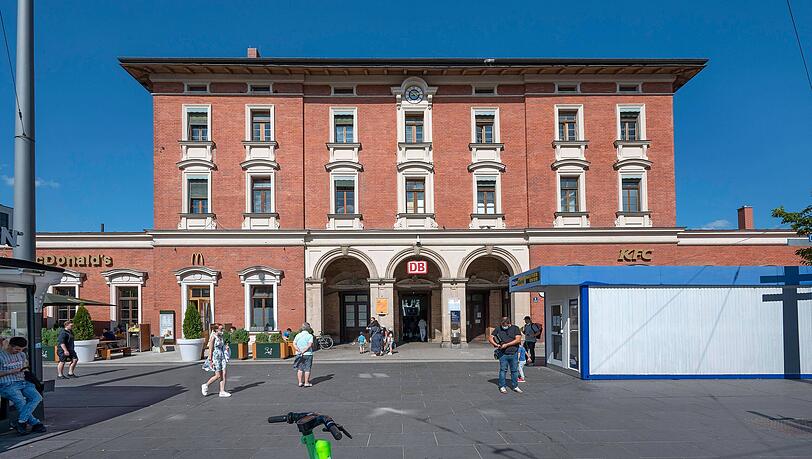 Der Pasinger Bahnhof von außen. Der Pasinger Bahnhof von außen.