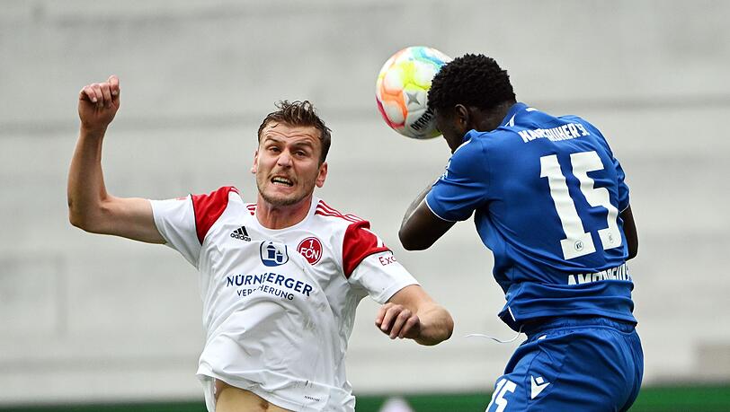 Der Karlsruher Stephan Ambrosius (r) und der Nürnberger Christoph Daferner kämpfen um den Ball.