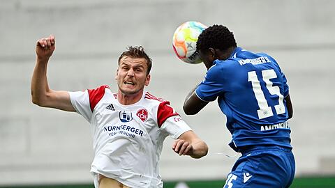 Der Karlsruher Stephan Ambrosius (r) und der Nürnberger Christoph Daferner kämpfen um den Ball.