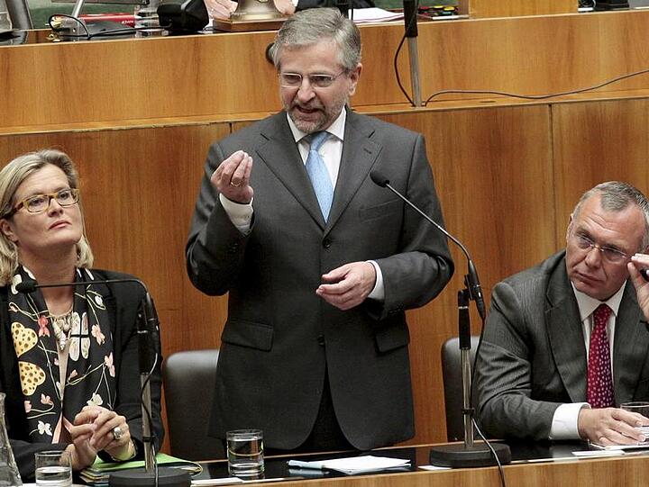Österreichs Bundeskanzler Gusenbauer (r) und Außenministerin Plassnik hören während der Parlamentssitzung in Wien Vize-Kanzler Molterer zu.