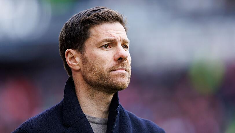 Leverkusens Trainer Xabi Alonso im Stadion.