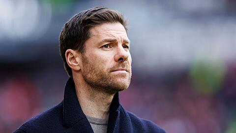 Leverkusens Trainer Xabi Alonso im Stadion.