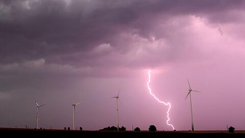 Unwetter mit Blitzen, Starkregen und Sturmb&ouml;en k&ouml;nnen hohe Sch&auml;den verursachen (Symbolbild).