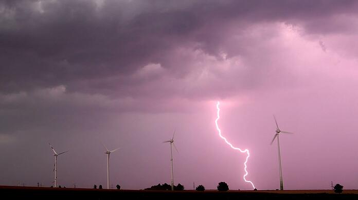 Unwetter mit Blitzen, Starkregen und Sturmböen können hohe Schäden verursachen (Symbolbild).