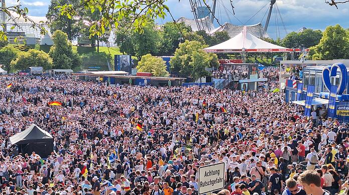 Mehr als anderthalb Stunden vor Anpfiff ist die Fan Zone im Olympiapark gerappelt voll.