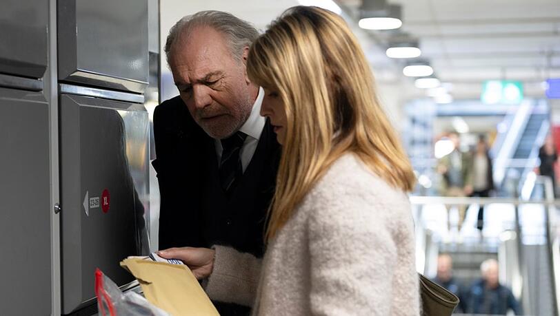"Der Zürich-Krimi: Borchert und der Schlüssel zum Mord": Borchert (Christian Kohlund) und Dominique (Ina Paule Klink) öffnen ein Schließfach.
