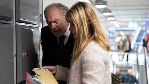 "Der Zürich-Krimi: Borchert und der Schlüssel zum Mord": Borchert (Christian Kohlund) und Dominique (Ina Paule Klink) öffnen ein Schließfach.