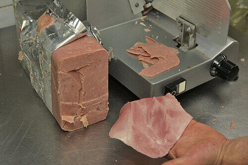 Hauchdünn geschnitten und verdammt lecker: Romeos guter Pizza-Schinken. Daneben das Trumm Pressfleisch, das beim Schneiden zerfällt.