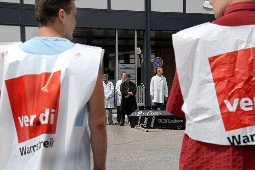 Streikposten von Verdi: Auch neue Kampfmethoden wie Flashmobs werden genutzt