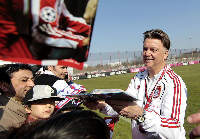 Ein gugelaunter Louis van Gaal zeigte sich seinen Fans an der Säbener Straße. Der Bayern-Coach gab viele Autogramme.