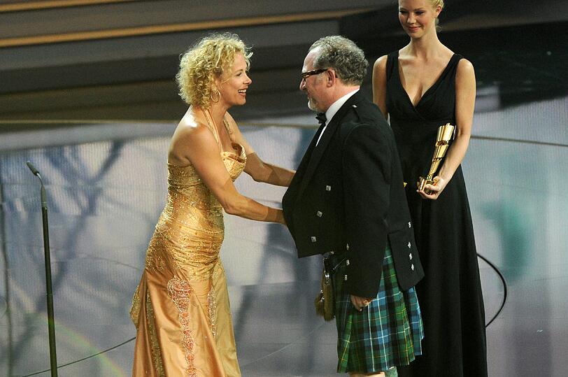 ...und überreichte Hugh Bateup den Preis für das Beste Szenenbild.