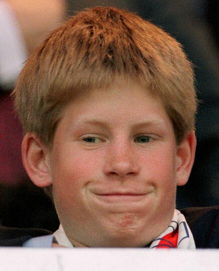 Dieser kleine rothaarige Racker ist Prinz Harry, der jüngere Bruder von Prinz William.