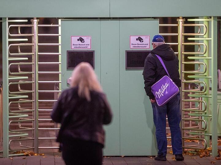 In Haldensleben in Sachsen-Anhalt kommen Hermes-Mitarbeiter zur Frühschicht.