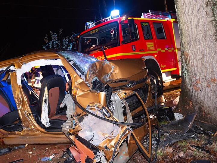 Das zerstörte Fahrzeug am Unfallort.