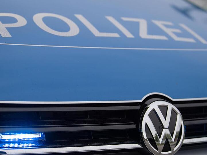 Ein Blaulicht leuchtet an einer Polizeistreife. Foto: Lino Mirgeler/dpa/Archivbild