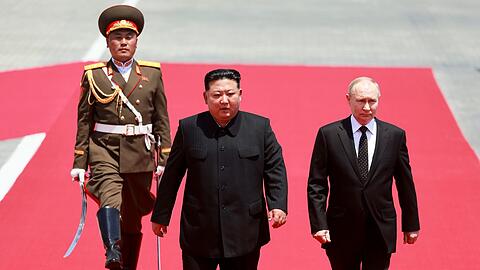 Russlands Präsident Wladimir Putin (r) und Nordkoreas Machthaber Kim Jong Un wollen ihr Partnerschaft stärken.