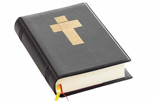 Da hilft auch ein Pflaster auf der Bibel nicht mehr: Seit den Missbrauchsvorwürfen laufen der Kirche die Gläubigen davon.