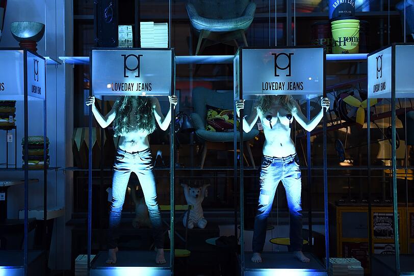 Postmoderne Eröffnungsfeier mit nackten Brüsten der Showgirls.