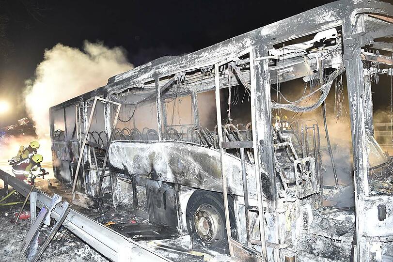 Am Mittwoch brannte auf der A8 bei Irschenberg ein Flüchtlingsbus komplett aus.
