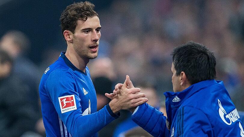 Leon Goretzka (links) klatscht Schalke-Manager Christian Heidel ab.