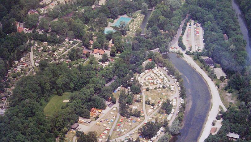 Der Campingplatz in Thalkirchen: Die Lage direkt an der Isar ist fantastisch - aber über die marode Ausstattung klagen viele Gäste. Der Campingplatz in Thalkirchen: Die Lage direkt an der Isar ist fantastisch - aber über die marode Ausstattung klagen viele Gäste.
