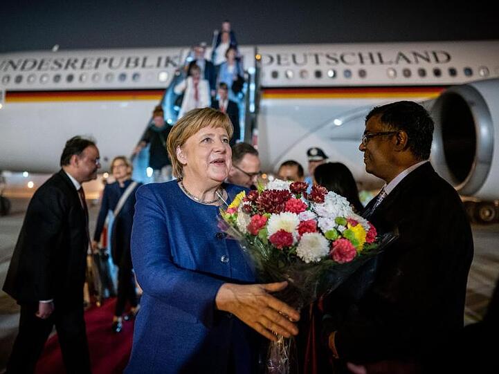 Angela Merkel wird in Neu Delhi am Flughafen begrüßt.
