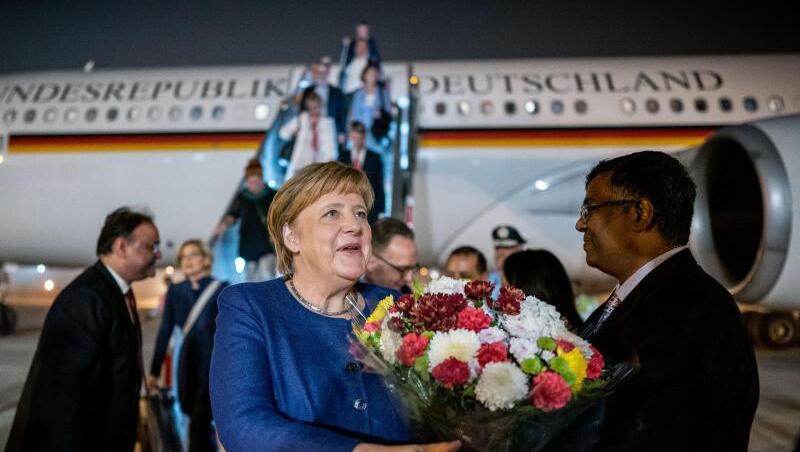 Angela Merkel wird in Neu Delhi am Flughafen begrüßt. Angela Merkel wird in Neu Delhi am Flughafen begrüßt.