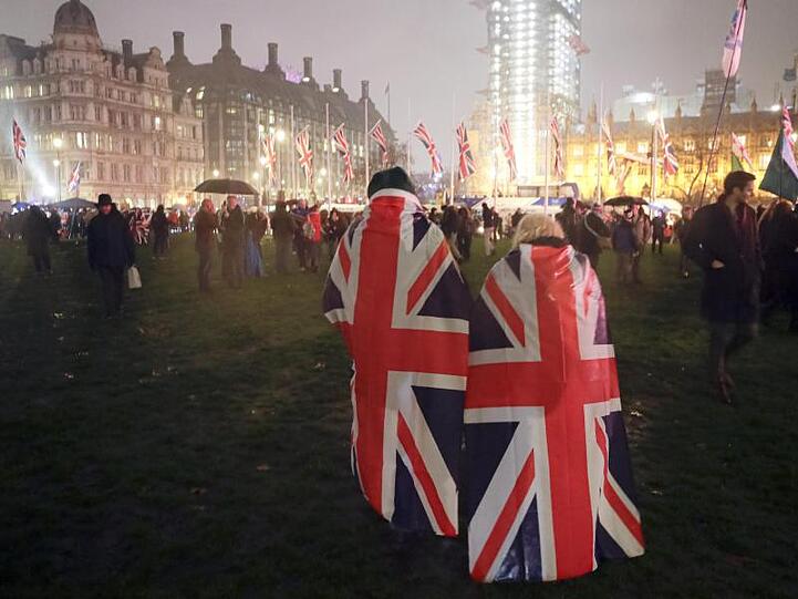 Brexit-Anhänger laufen mit der britischen Nationalflagge über den Parliament Square in London.
