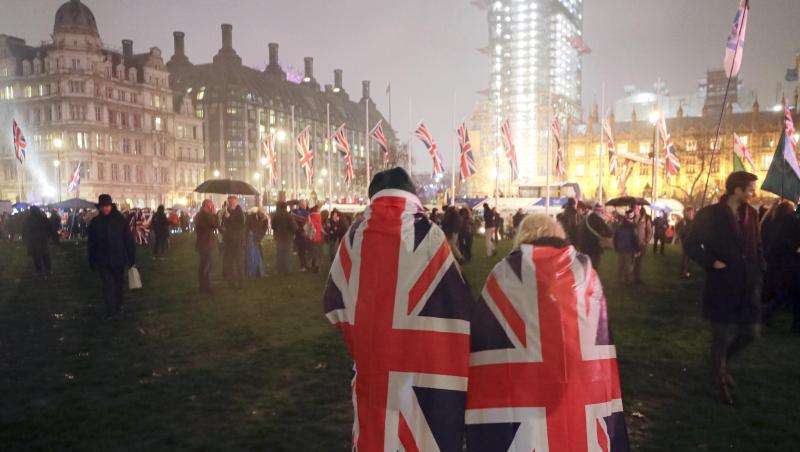 Brexit-Anhänger laufen mit der britischen Nationalflagge über den Parliament Square in London. Brexit-Anhänger laufen mit der britischen Nationalflagge über den Parliament Square in London.