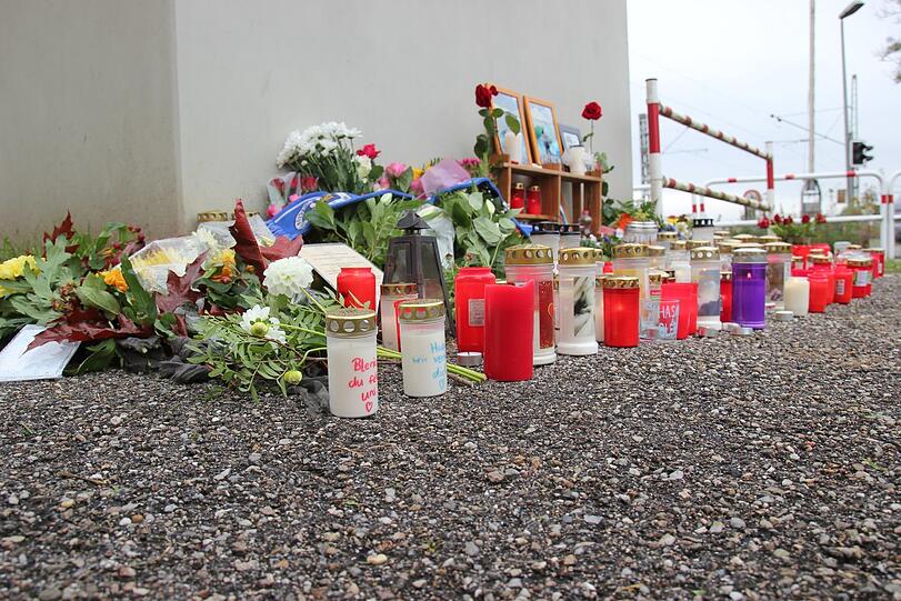 Die Zeichen der Anteilnahme an der Unglücksstelle sind nach wie vor sehr groß. Viele haben Kerzen und Blumen niedergelegt.