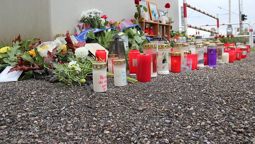 Die Zeichen der Anteilnahme an der Unglücksstelle sind nach wie vor sehr groß. Viele haben Kerzen und Blumen niedergelegt. Die Zeichen der Anteilnahme an der Unglücksstelle sind nach wie vor sehr groß. Viele haben Kerzen und Blumen niedergelegt.