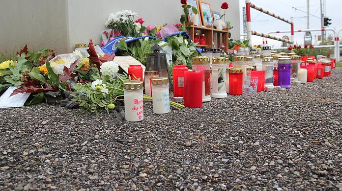 Die Zeichen der Anteilnahme an der Unglücksstelle sind nach wie vor sehr groß. Viele haben Kerzen und Blumen niedergelegt.