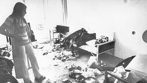 Ankie Spitzer, die Witwe des von arabischen Terroristen ermordeten israelischen Fechttrainers Andre Spitzer, steht fassungslos in dem verwüsteten Raum des Münchner Olympischen Dorfes.