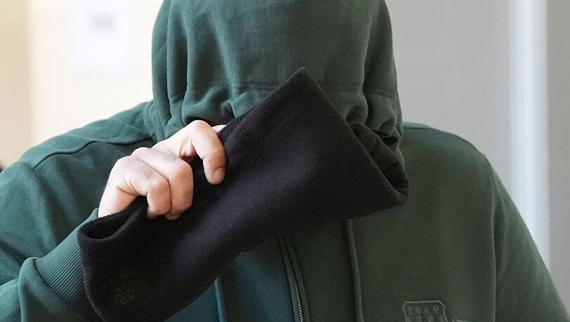 Es ist bereits der zweite Prozesstag, an dem der Zeuge befragt wird.