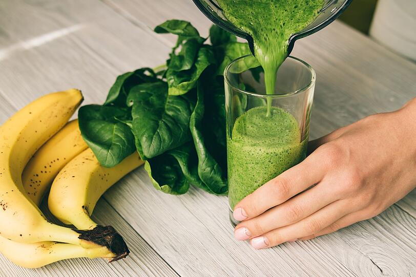 Auch grünes Blattgemüse liefert viele Ballaststoffe. Dazu zählen Spinat, junge Brennnessel, Feldsalat oder Wildkräuter wie Löwenzahnblätter, die sich auch als Smoothie-Zutat eignen. Das grüne Gemüse bindet Giftstoffe im Darm, nährt gesunde Darmbakterien und reguliert so die Verdauung. Eine kleine Handvoll im Smoothie reicht aus, besser schmeckt's in Kombination mit Orange, Zitrone, Avocado, Mango oder Kiwi. Auch grünes Blattgemüse liefert viele Ballaststoffe. Dazu zählen Spinat, junge Brennnessel, Feldsalat oder Wildkräuter wie Löwenzahnblätter, die sich auch als Smoothie-Zutat eignen. Das grüne Gemüse bindet Giftstoffe im Darm, nährt gesunde Darmbakterien und reguliert so die Verdauung. Eine kleine Handvoll im Smoothie reicht aus, besser schmeckt's in Kombination mit Orange, Zitrone, Avocado, Mango oder Kiwi.