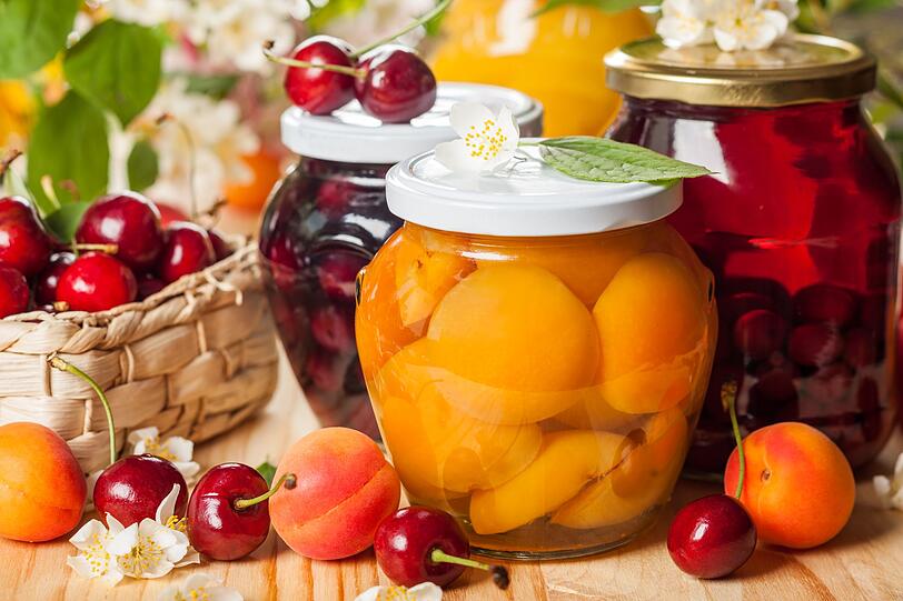 Ein Knacken beim Schraubglas mit Blechdeckel ist ebenso ein sicheres Zeichen für das Vakuum im Glasinneren wie ein Zischen oder Ploppen, wenn an der Gummilasche eines typischen Weckglases gezogen wird. Sollte allerdings nichts zu hören sein, war ein luftdichter Verschluss wohl nicht (mehr) gegeben. Essen Sie den Inhalt in diesem Fall nicht, er könnte verunreinigt sein! Ein Knacken beim Schraubglas mit Blechdeckel ist ebenso ein sicheres Zeichen für das Vakuum im Glasinneren wie ein Zischen oder Ploppen, wenn an der Gummilasche eines typischen Weckglases gezogen wird. Sollte allerdings nichts zu hören sein, war ein luftdichter Verschluss wohl nicht (mehr) gegeben. Essen Sie den Inhalt in diesem Fall nicht, er könnte verunreinigt sein!